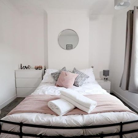Convenient & Central 2-Bed House NWI Kültér fotó