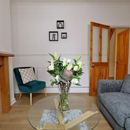 Convenient & Central 2-Bed House NWI Kültér fotó