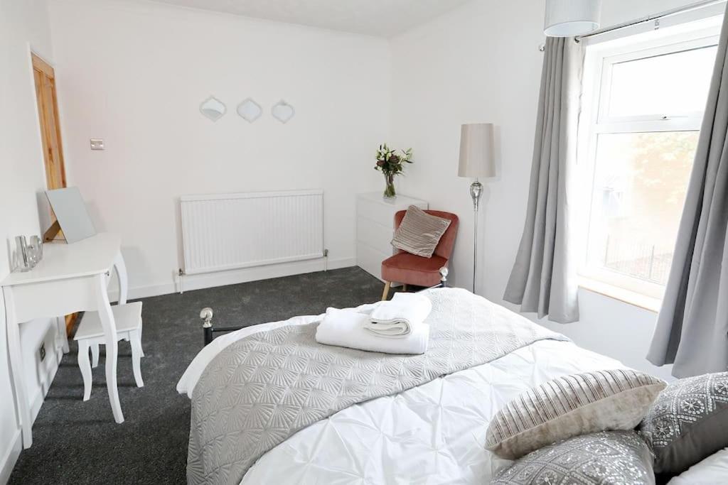 Convenient & Central 2-Bed House NWI Kültér fotó